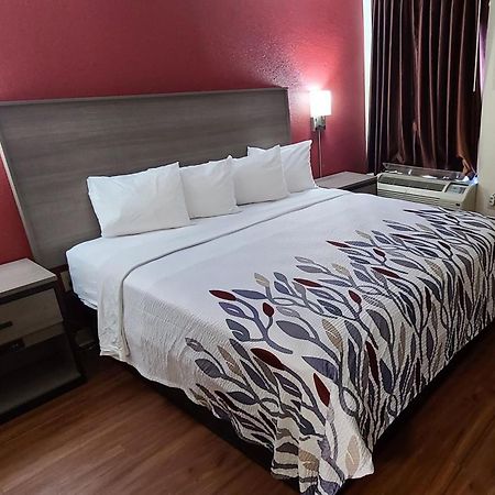 Red Roof Inn & Suites Cornelius - Lake Norman Экстерьер фото