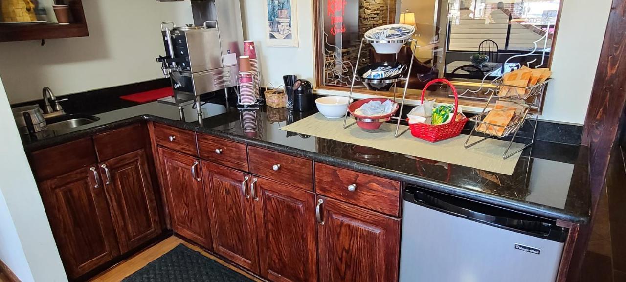 Red Roof Inn & Suites Cornelius - Lake Norman Экстерьер фото