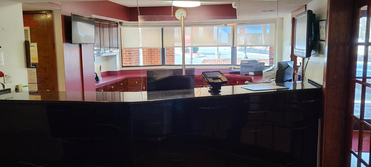 Red Roof Inn & Suites Cornelius - Lake Norman Экстерьер фото