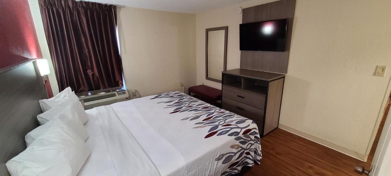 Red Roof Inn & Suites Cornelius - Lake Norman Экстерьер фото