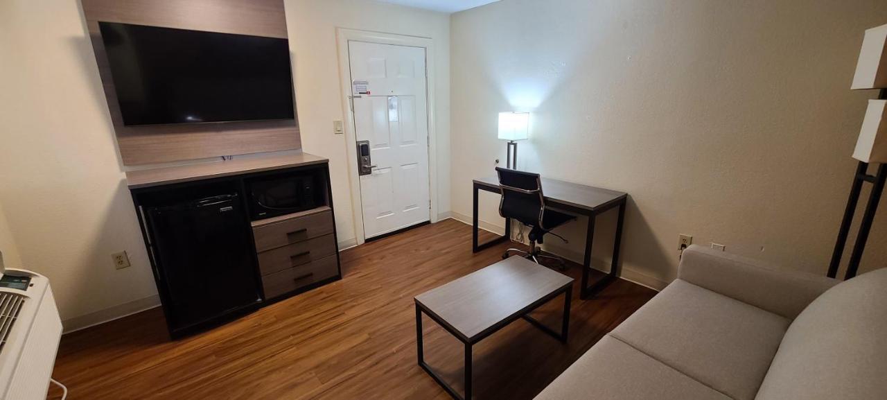 Red Roof Inn & Suites Cornelius - Lake Norman Экстерьер фото