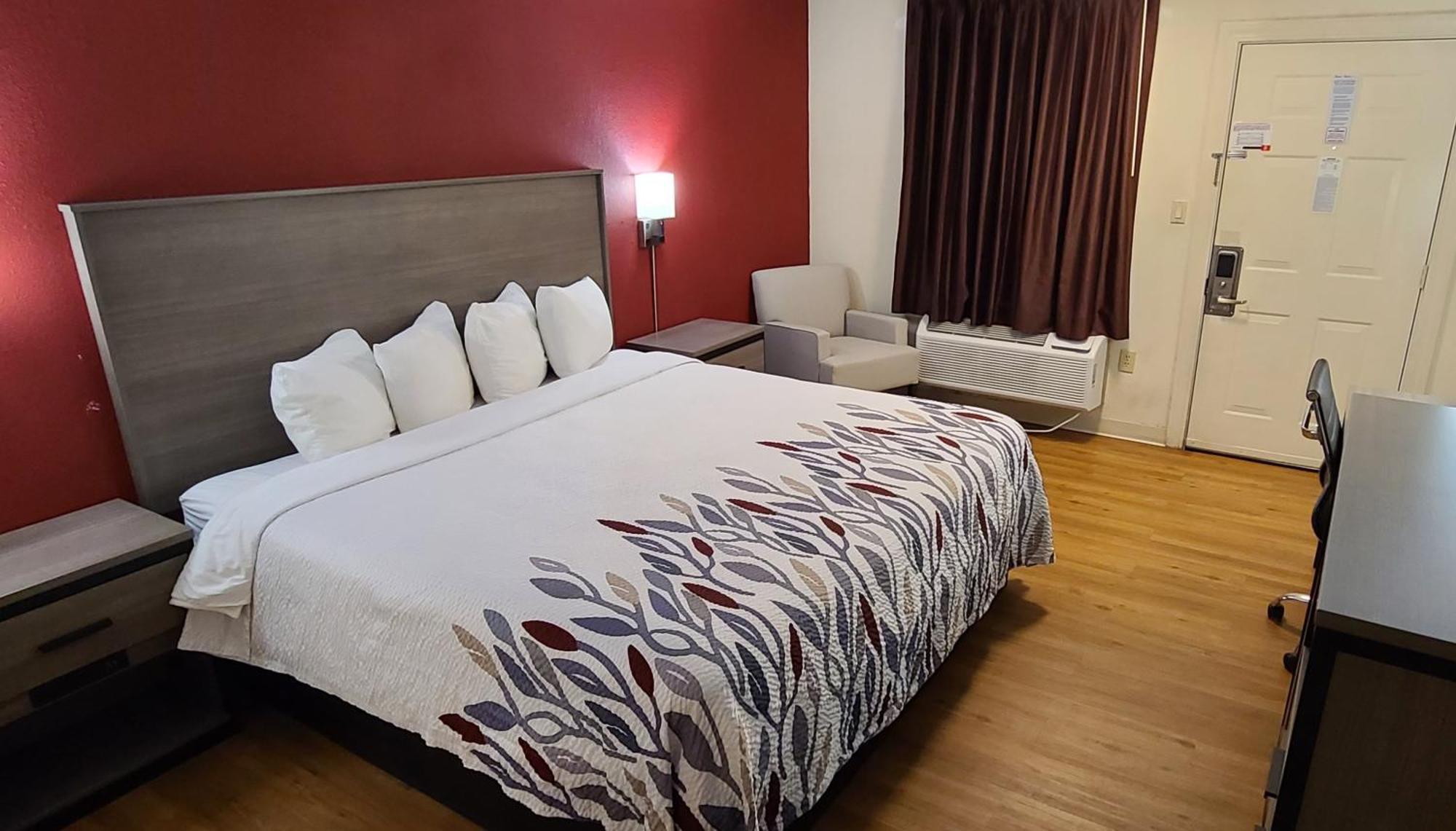 Red Roof Inn & Suites Cornelius - Lake Norman Экстерьер фото