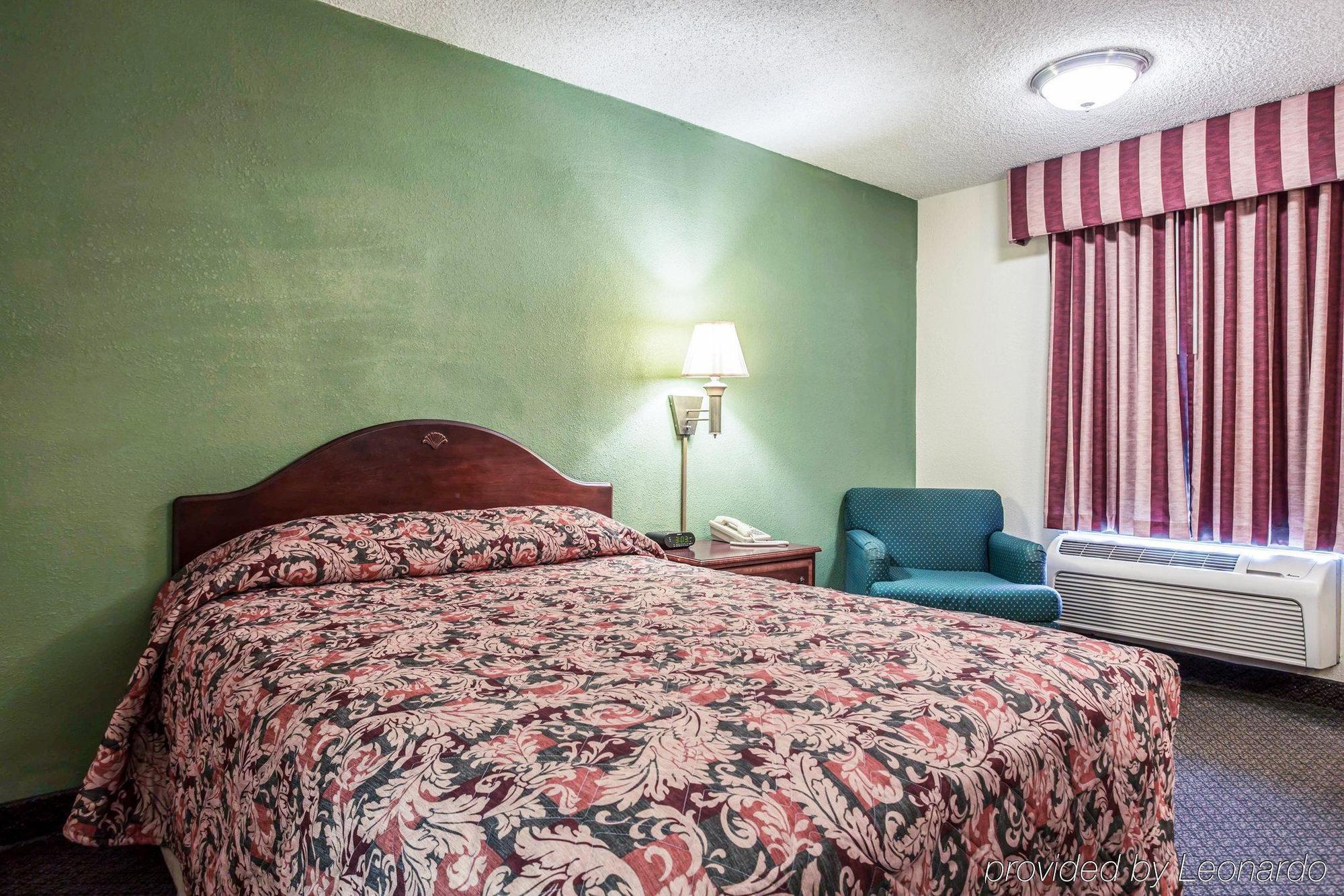 Red Roof Inn & Suites Cornelius - Lake Norman Экстерьер фото