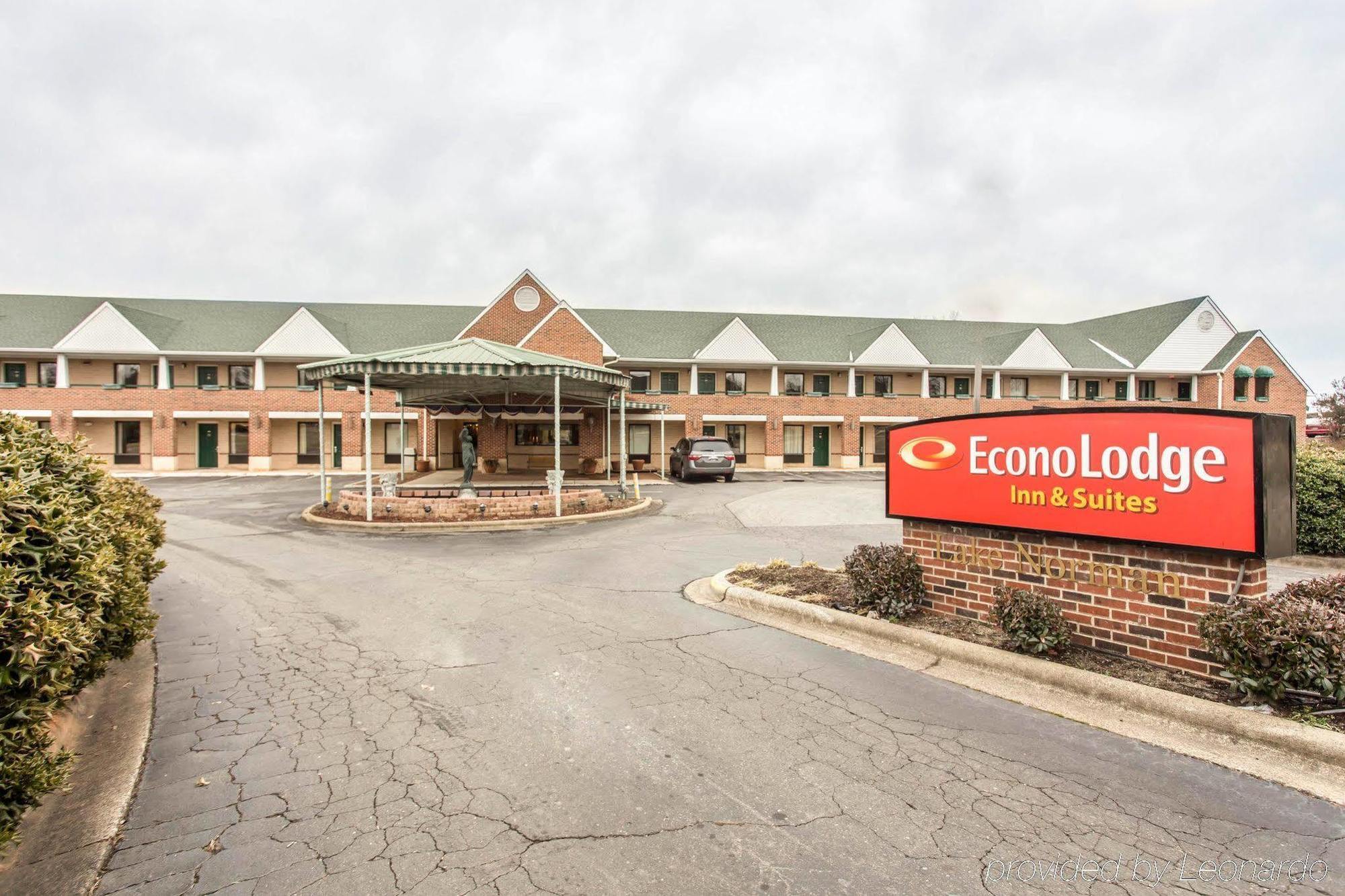 Red Roof Inn & Suites Cornelius - Lake Norman Экстерьер фото