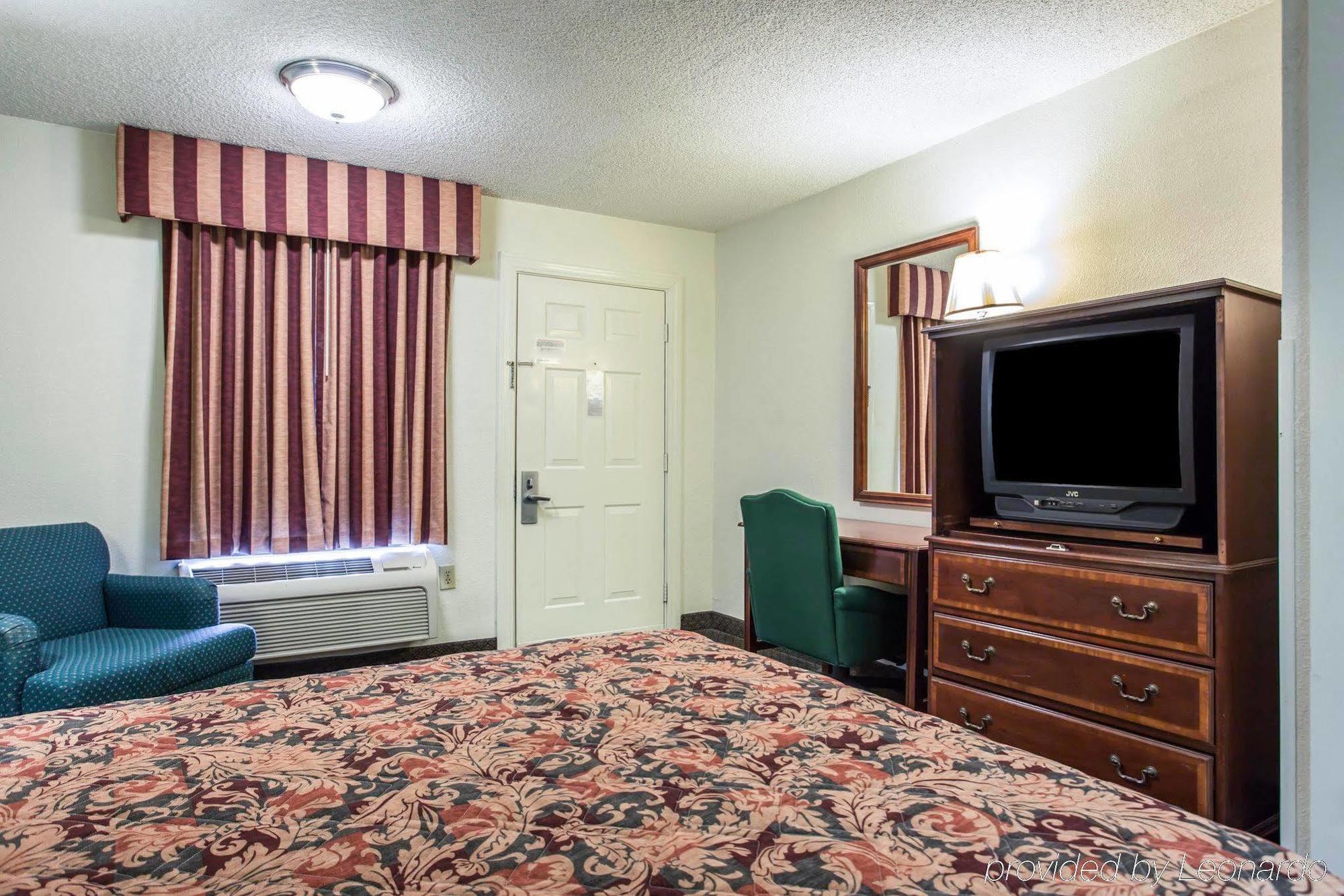 Red Roof Inn & Suites Cornelius - Lake Norman Экстерьер фото