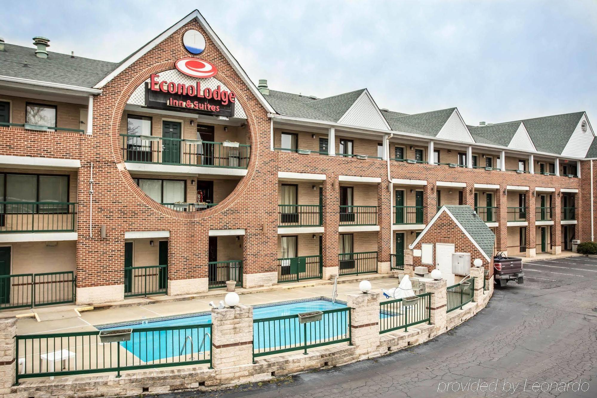 Red Roof Inn & Suites Cornelius - Lake Norman Экстерьер фото