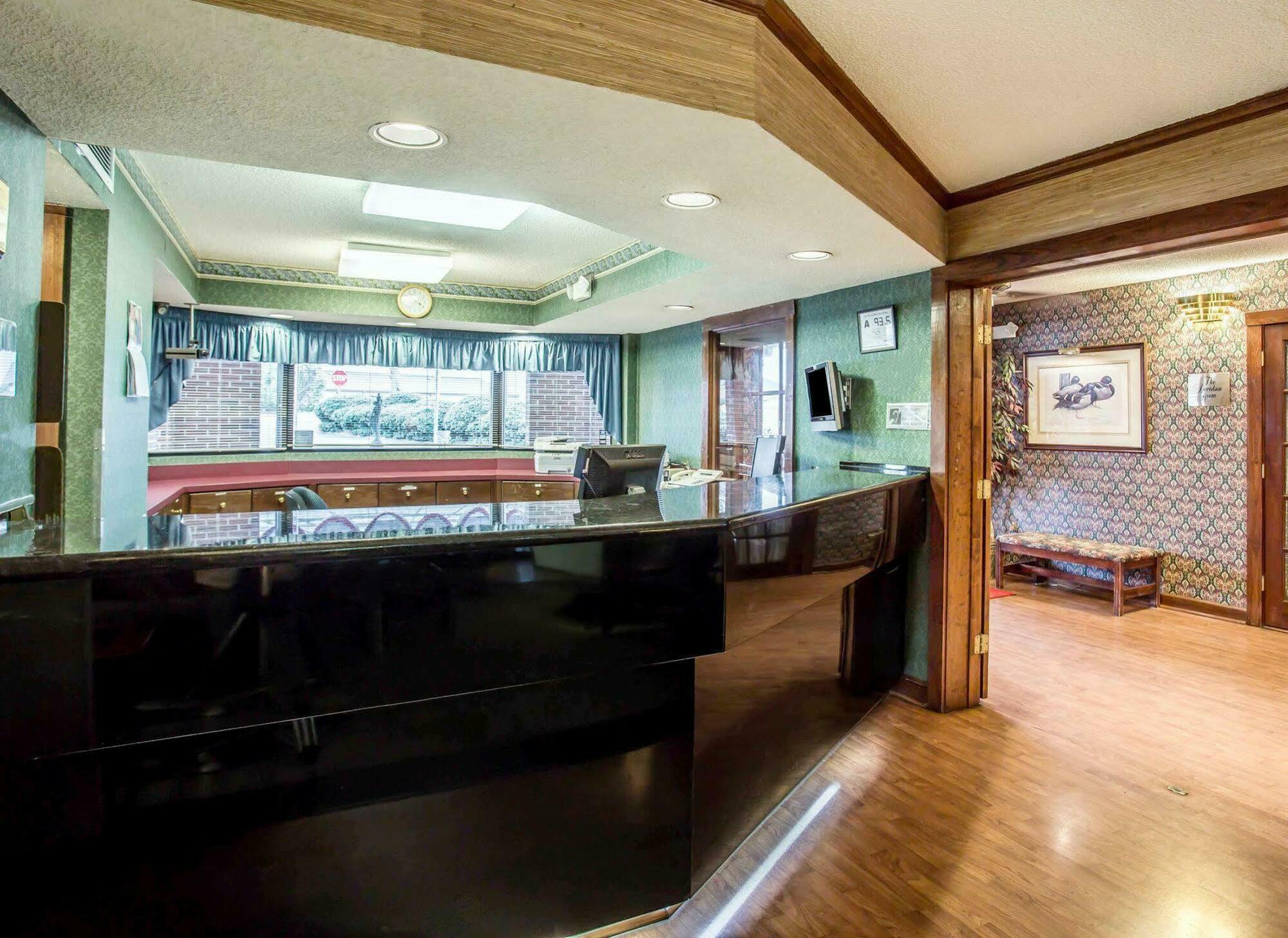 Red Roof Inn & Suites Cornelius - Lake Norman Экстерьер фото