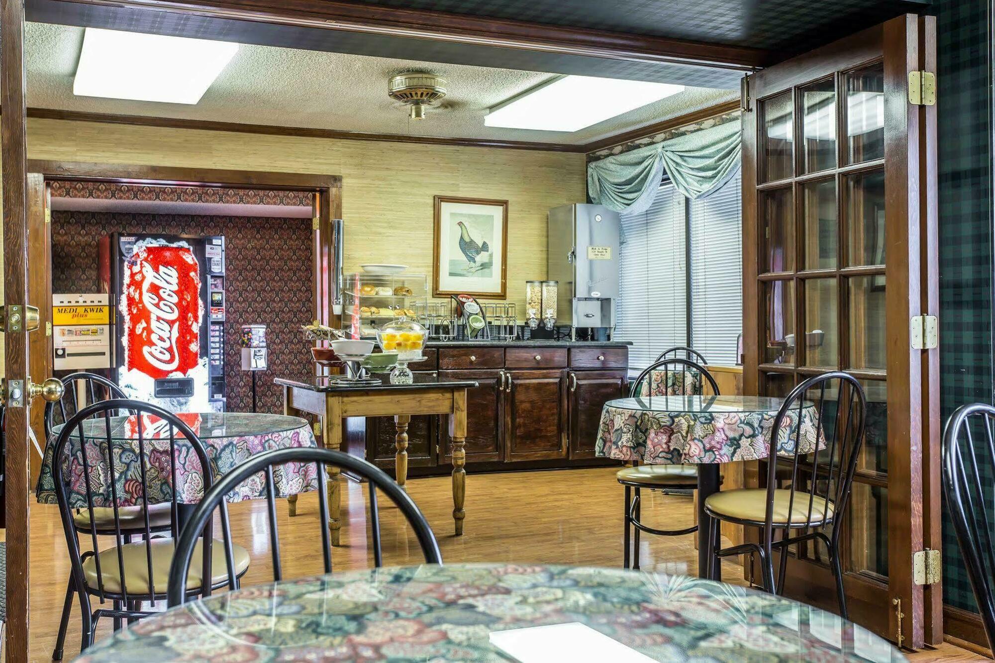 Red Roof Inn & Suites Cornelius - Lake Norman Экстерьер фото