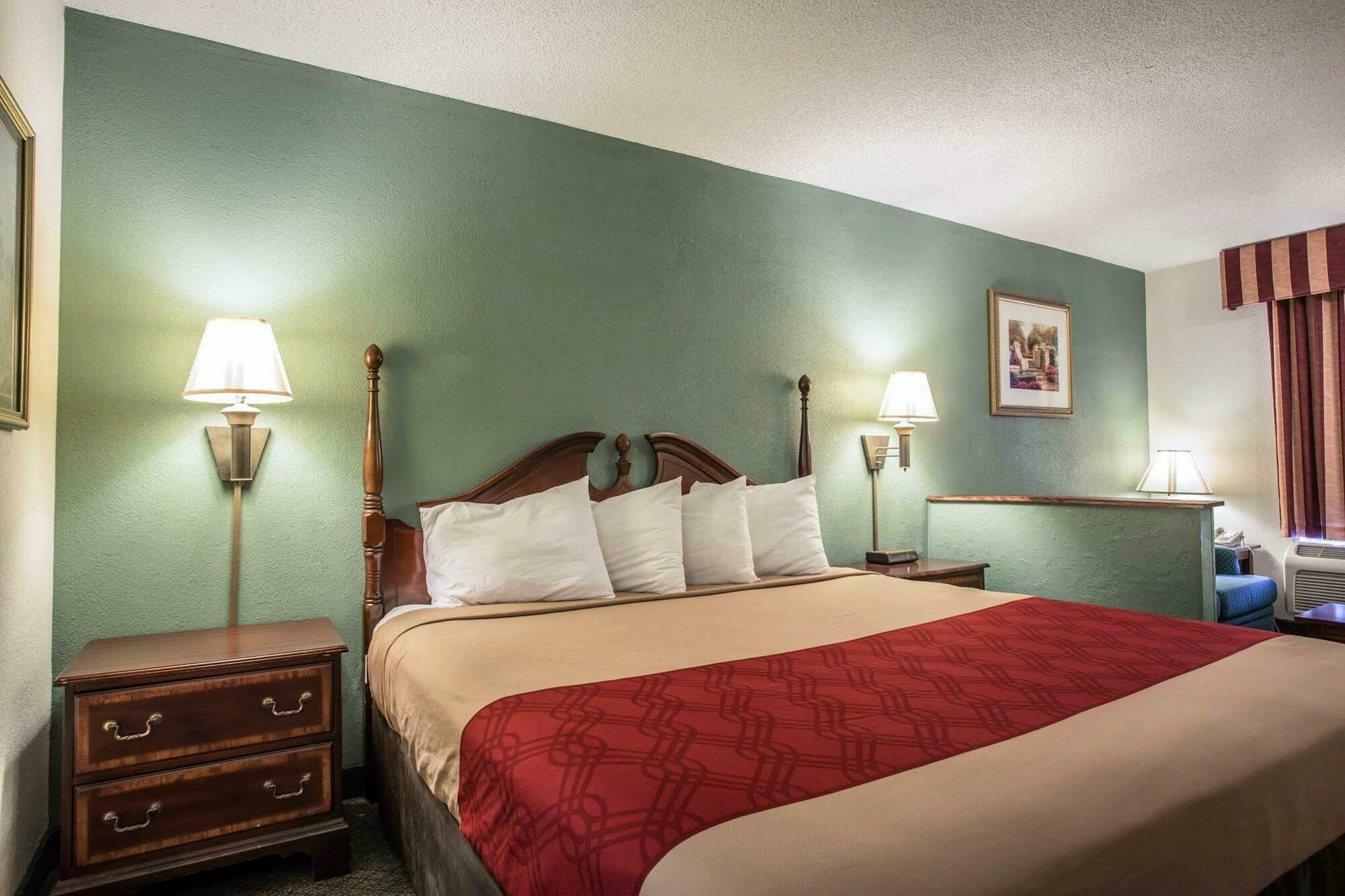 Red Roof Inn & Suites Cornelius - Lake Norman Экстерьер фото