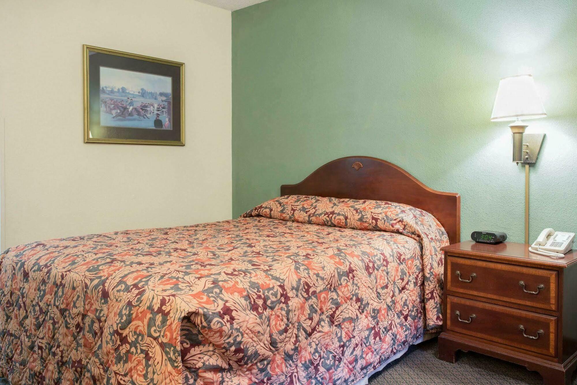 Red Roof Inn & Suites Cornelius - Lake Norman Экстерьер фото