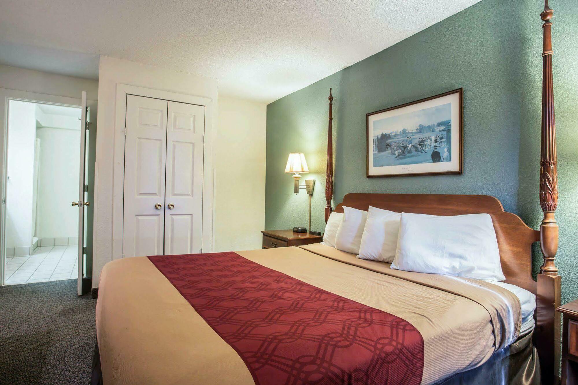 Red Roof Inn & Suites Cornelius - Lake Norman Экстерьер фото
